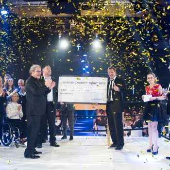 Christian Stucki, winner of this year's 'Unspunnen Schwinget' presents the Laureus Foundation Switzerland with a cheque of almost CHF 3 000 000. The high amount has been raised by around 700 guests.