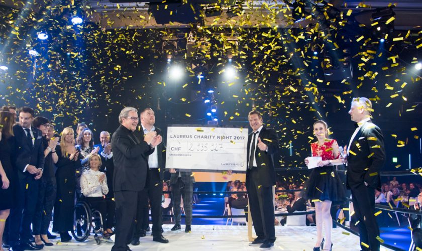 Christian Stucki, winner of this year's 'Unspunnen Schwinget' presents the Laureus Foundation Switzerland with a cheque of almost CHF 3 000 000. The high amount has been raised by around 700 guests.