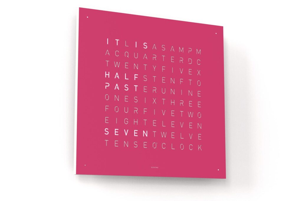 De QLOCKTWO PRETTY PINK is een knalroze eyecatcher